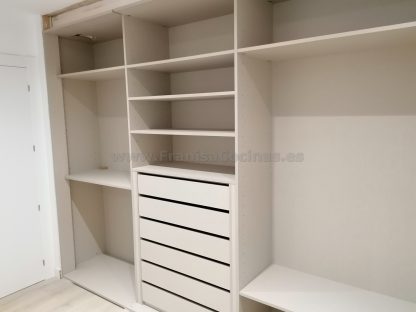 Armario empotrado lacado blanco mate con plafones de espejo - Imagen 6