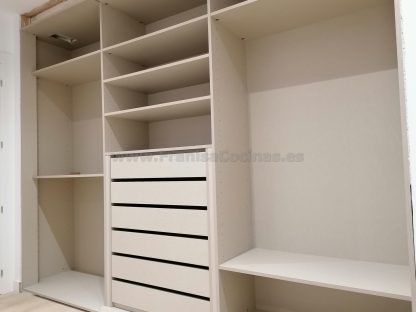 Armario empotrado lacado blanco mate con plafones de espejo - Imagen 8