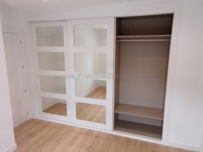 Armario empotrado lacado blanco mate con plafones de espejo - Imagen 14