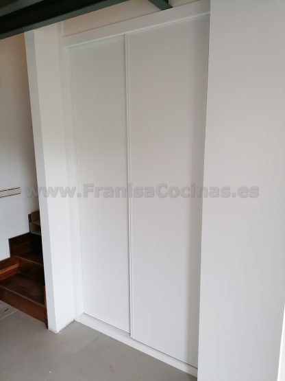 Armario Empotrado a Medida con Puertas Correderas Lacadas en Blanco Mate y Cierre Suave | Valladolid - Imagen 2