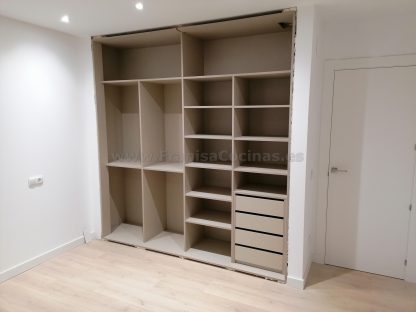 Armario lacado blanco de 2 puertas correderas de grandes dimensiones | Valladolid - Imagen 3