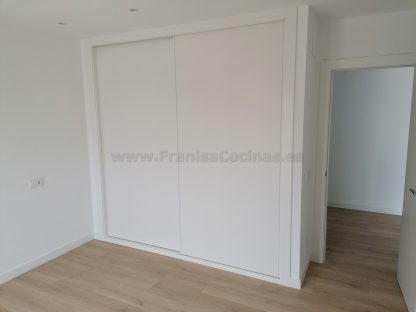 Armario lacado blanco de 2 puertas correderas de grandes dimensiones | Valladolid - Imagen 12