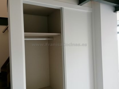 Armario Empotrado a Medida con Puertas Correderas Lacadas en Blanco Mate y Cierre Suave | Valladolid - Imagen 12
