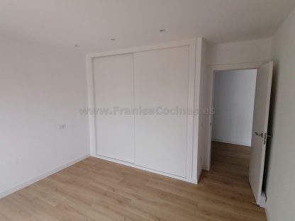 Armario lacado blanco de 2 puertas correderas de grandes dimensiones | Valladolid - Imagen 13