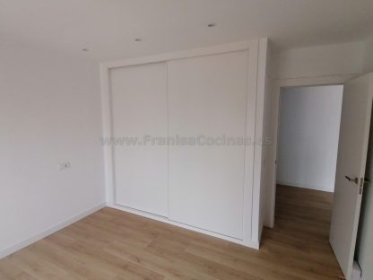 Armario lacado blanco de 2 puertas correderas de grandes dimensiones | Valladolid - Imagen 14