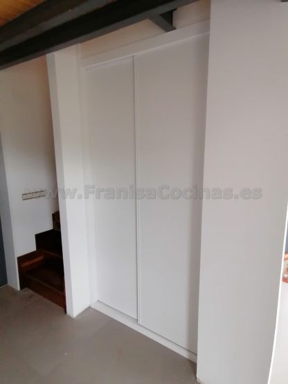 Armario Empotrado a Medida con Puertas Correderas Lacadas en Blanco Mate y Cierre Suave | Valladolid - Imagen 3