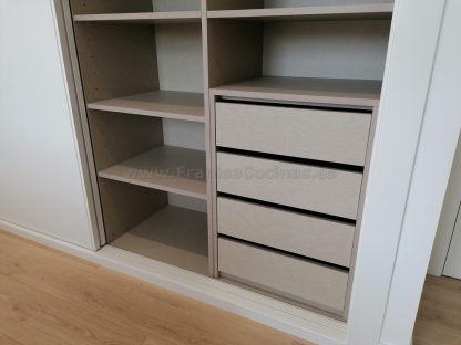 Armario lacado blanco de 2 puertas correderas de grandes dimensiones | Valladolid - Imagen 28