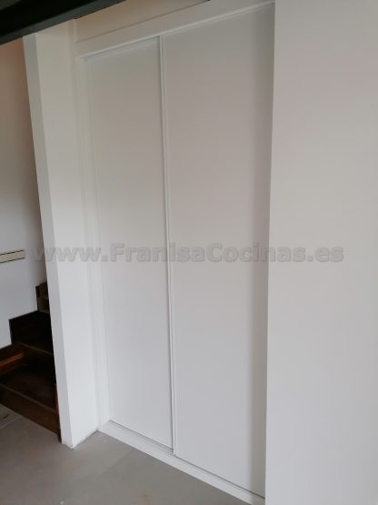 Armario Empotrado a Medida con Puertas Correderas Lacadas en Blanco Mate y Cierre Suave | Valladolid