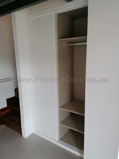 Armario Empotrado a Medida con Puertas Correderas Lacadas en Blanco Mate y Cierre Suave | Valladolid - Imagen 5
