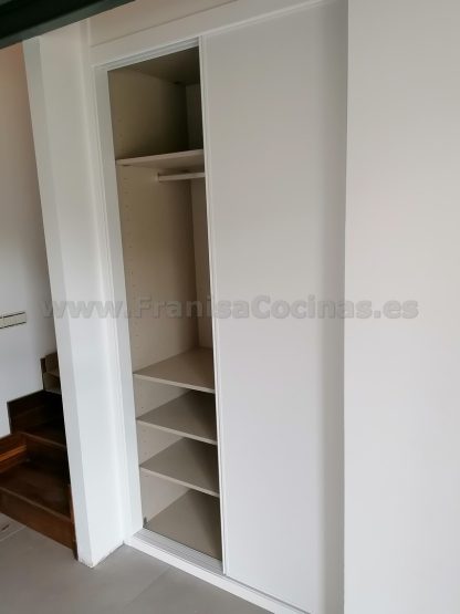 Armario Empotrado a Medida con Puertas Correderas Lacadas en Blanco Mate y Cierre Suave | Valladolid - Imagen 6