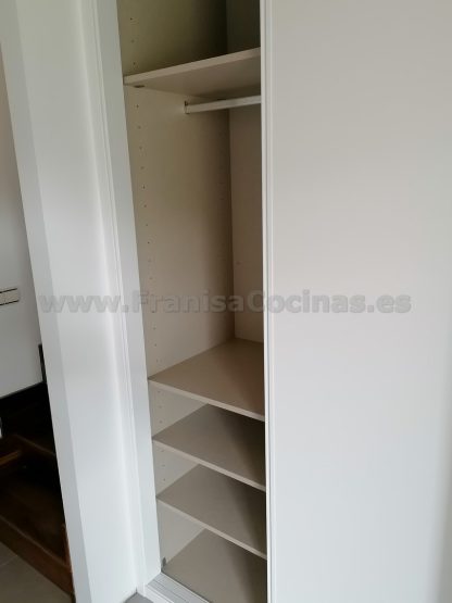 Armario Empotrado a Medida con Puertas Correderas Lacadas en Blanco Mate y Cierre Suave | Valladolid - Imagen 7