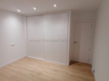 Armario lacado blanco de 2 puertas correderas de grandes dimensiones | Valladolid - Imagen 8