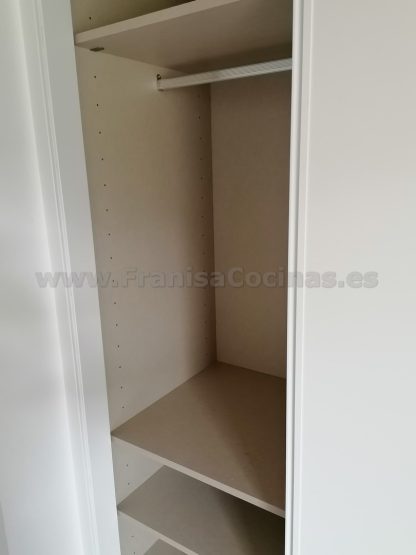 Armario Empotrado a Medida con Puertas Correderas Lacadas en Blanco Mate y Cierre Suave | Valladolid - Imagen 8