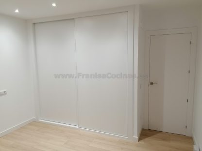 Armario lacado blanco de 2 puertas correderas de grandes dimensiones | Valladolid