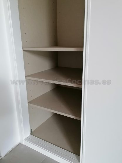 Armario Empotrado a Medida con Puertas Correderas Lacadas en Blanco Mate y Cierre Suave | Valladolid - Imagen 9