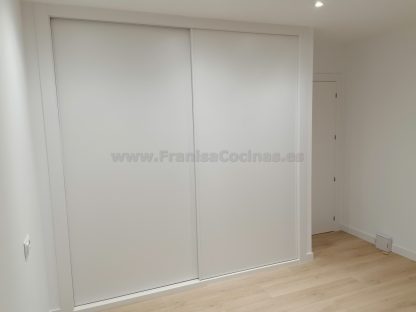 Armario lacado blanco de 2 puertas correderas de grandes dimensiones | Valladolid - Imagen 10