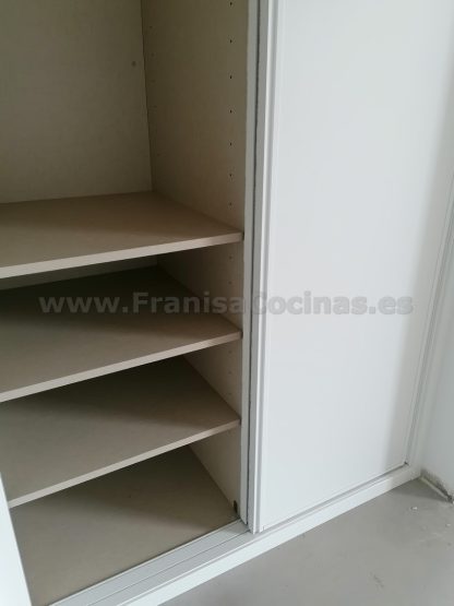 Armario Empotrado a Medida con Puertas Correderas Lacadas en Blanco Mate y Cierre Suave | Valladolid - Imagen 10