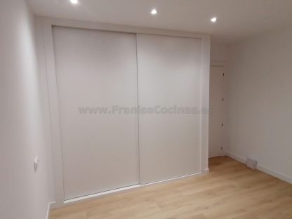 Armario lacado blanco de 2 puertas correderas de grandes dimensiones | Valladolid - Imagen 11