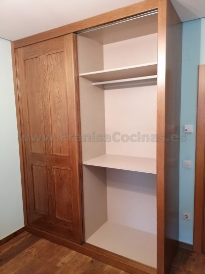 Armario Empotrado a Medida: Solución de Almacenamiento Personalizada en Roble - Imagen 15