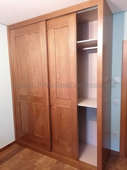 Armario Empotrado a Medida: Solución de Almacenamiento Personalizada en Roble - Imagen 13
