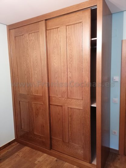 Armario Empotrado a Medida: Solución de Almacenamiento Personalizada en Roble - Imagen 12