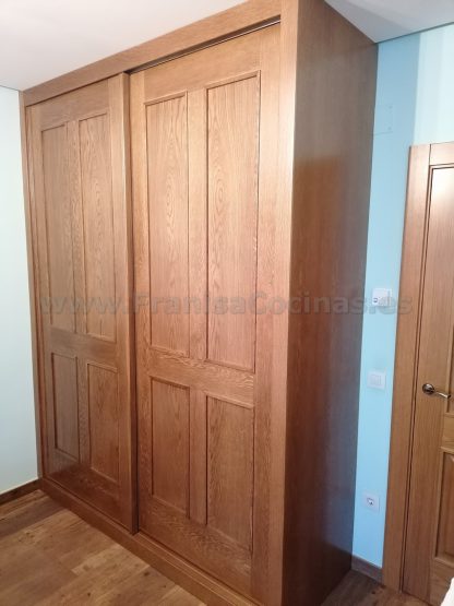 Armario Empotrado a Medida: Solución de Almacenamiento Personalizada en Roble - Imagen 7