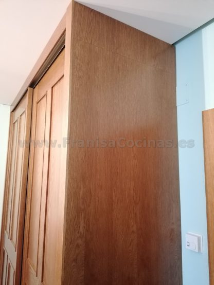 Armario Empotrado a Medida: Solución de Almacenamiento Personalizada en Roble - Imagen 4