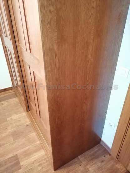 Armario Empotrado a Medida: Solución de Almacenamiento Personalizada en Roble - Imagen 3