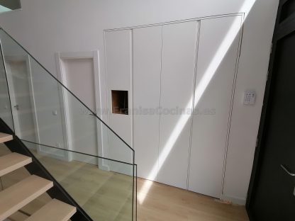 Armario lacado blanco moderno tirador uñero con hornacina con led - Imagen 2