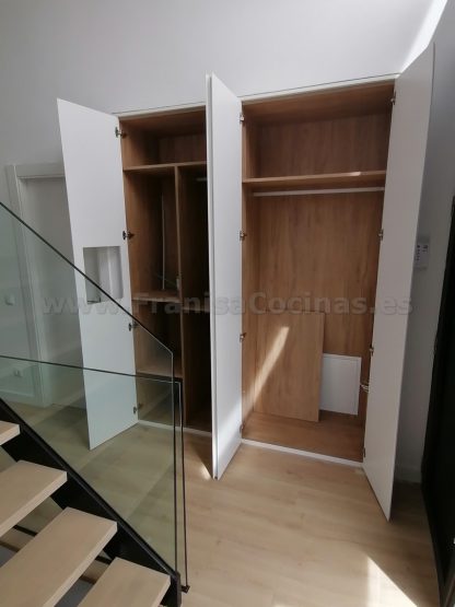Armario lacado blanco moderno tirador uñero con hornacina con led - Imagen 11
