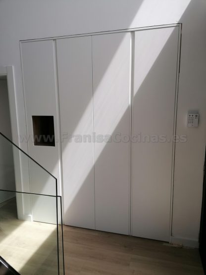 Armario lacado blanco moderno tirador uñero con hornacina con led - Imagen 12