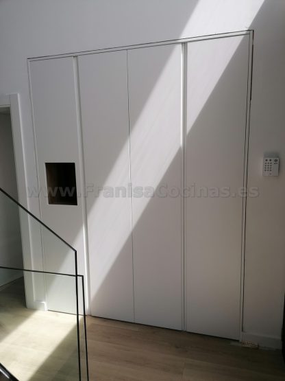Armario lacado blanco moderno tirador uñero con hornacina con led - Imagen 13