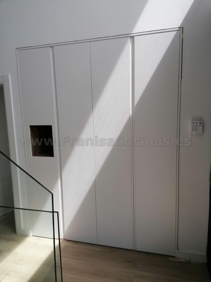 Armario lacado blanco moderno tirador uñero con hornacina con led - Imagen 14