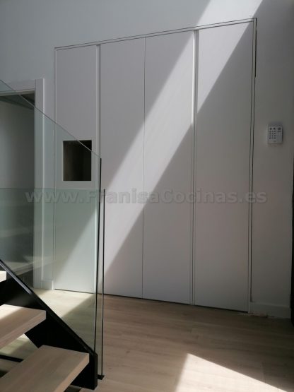 Armario lacado blanco moderno tirador uñero con hornacina con led - Imagen 15