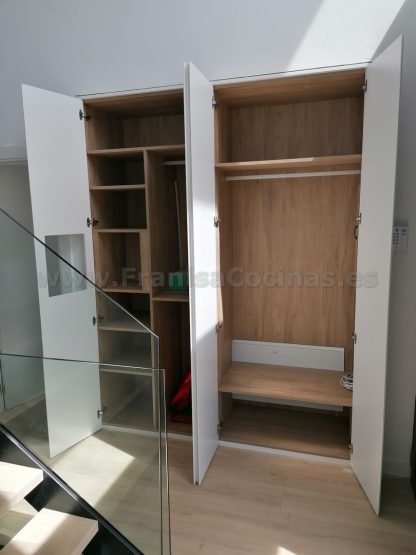 Armario lacado blanco moderno tirador uñero con hornacina con led - Imagen 16