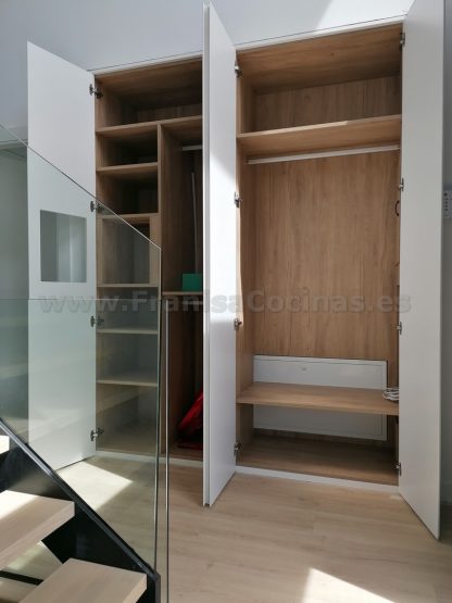 Armario lacado blanco moderno tirador uñero con hornacina con led - Imagen 17