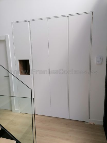 Armario lacado blanco moderno tirador uñero con hornacina con led - Imagen 18