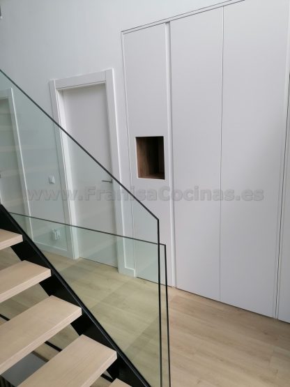 Armario lacado blanco moderno tirador uñero con hornacina con led - Imagen 19
