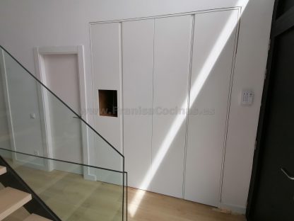 Armario lacado blanco moderno tirador uñero con hornacina con led - Imagen 3