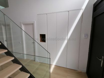 Armario lacado blanco moderno tirador uñero con hornacina con led - Imagen 4