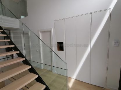 Armario lacado blanco moderno tirador uñero con hornacina con led - Imagen 5