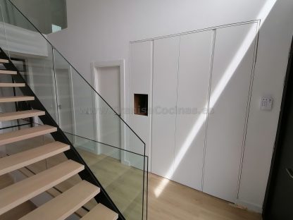Armario lacado blanco moderno tirador uñero con hornacina con led - Imagen 6