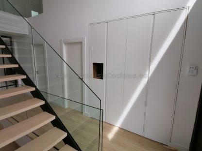 Armario lacado blanco moderno tirador uñero con hornacina con led