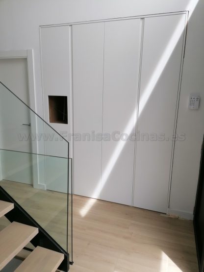 Armario lacado blanco moderno tirador uñero con hornacina con led - Imagen 8