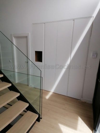 Armario lacado blanco moderno tirador uñero con hornacina con led - Imagen 9
