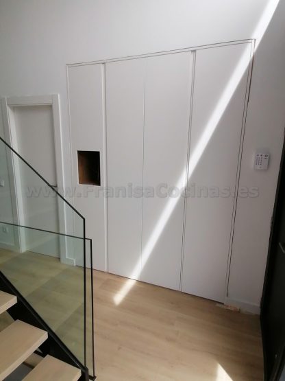 Armario lacado blanco moderno tirador uñero con hornacina con led - Imagen 10