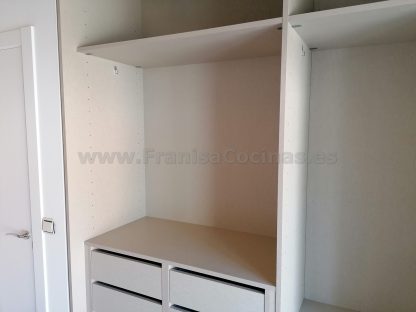 Armario Empotrado a Medida Gran Formato | Puertas Correderas Anchas Blanco Mate e Interior Lino Cancún con 10 Cajones - Imagen 11