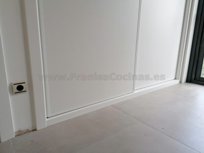 Armario Empotrado a Medida Gran Formato | Puertas Correderas Anchas Blanco Mate e Interior Lino Cancún con 10 Cajones - Imagen 18