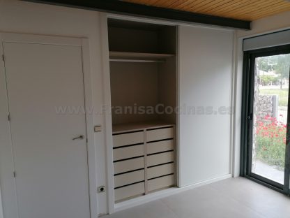Armario Empotrado a Medida Gran Formato | Puertas Correderas Anchas Blanco Mate e Interior Lino Cancún con 10 Cajones