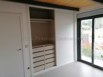 Armario Empotrado a Medida Gran Formato | Puertas Correderas Anchas Blanco Mate e Interior Lino Cancún con 10 Cajones - Imagen 28